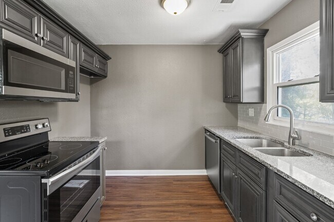 Building Photo - Welcome home to this cozy and fully updated 3-bedroom, 1-bath rental in Kansas City, KS!  1st mon...