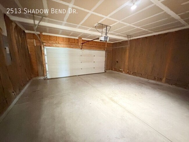 Building Photo - 2513 Shadow Bend Dr