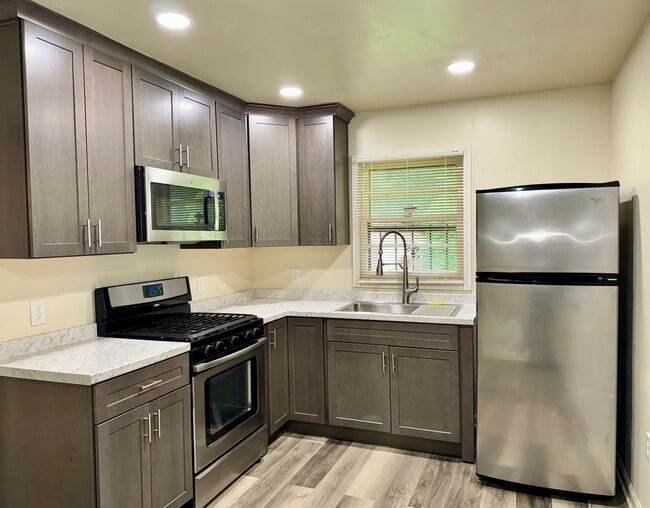 Building Photo - Updated 3 Bedroom Ranch with Huge Yard!