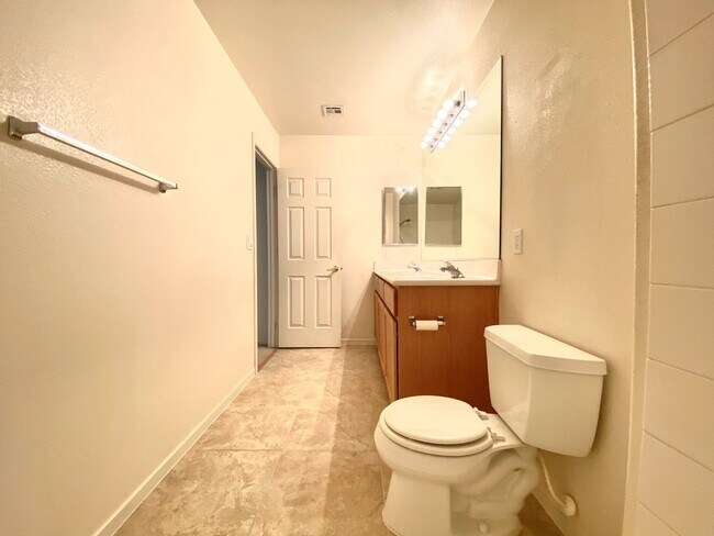 Building Photo - Nice 2-story home