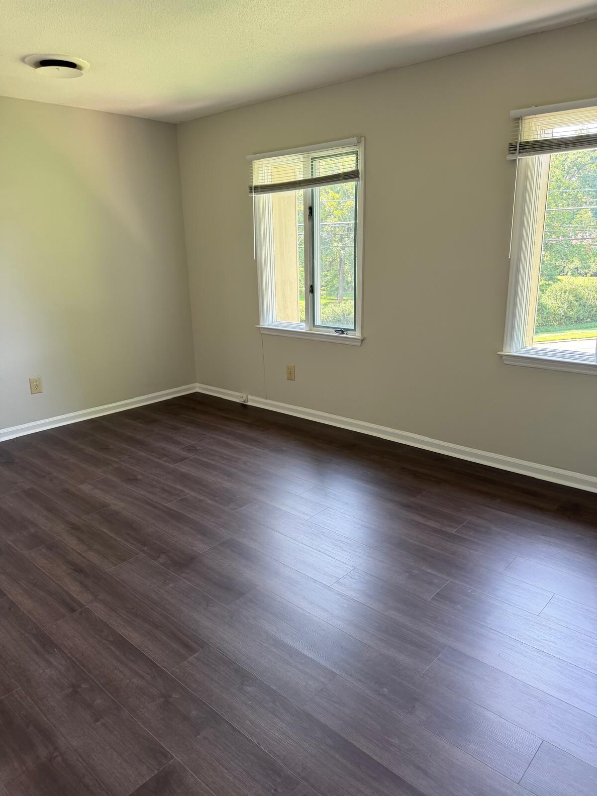 Building Photo - Room in Townhome on W Front St