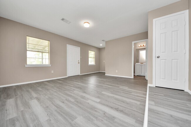 Building Photo - 17111 River Rd