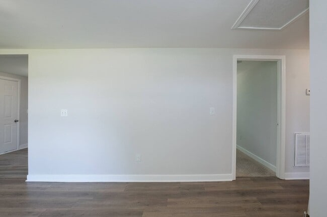 Building Photo - Three Bedroom Home!