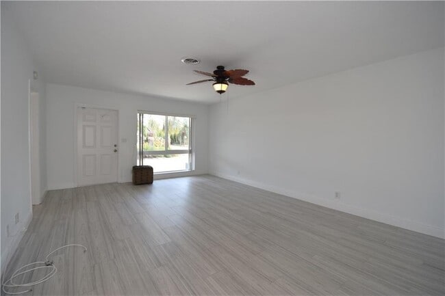 Building Photo - 1711 NE 60th St