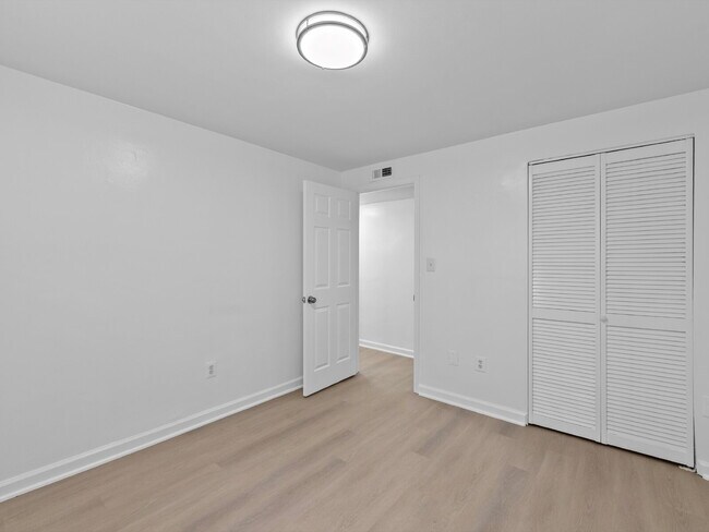 Building Photo - Sought-After fully remodeled Park Glen Condo Living in Arlington!