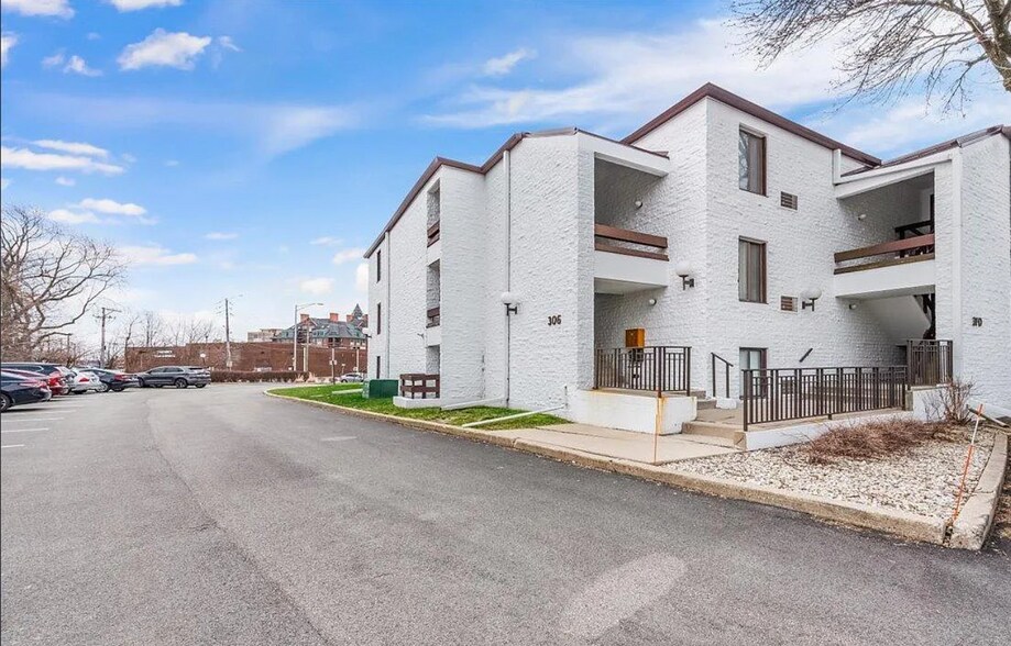 Building Photo - 306 W Miner St
