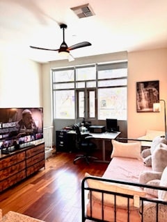 living - 801 Ash St