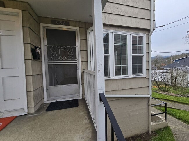 Building Photo - 451 NE Winchester St