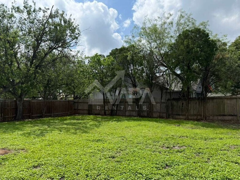 Building Photo - 11510 Hatchet Pass Dr