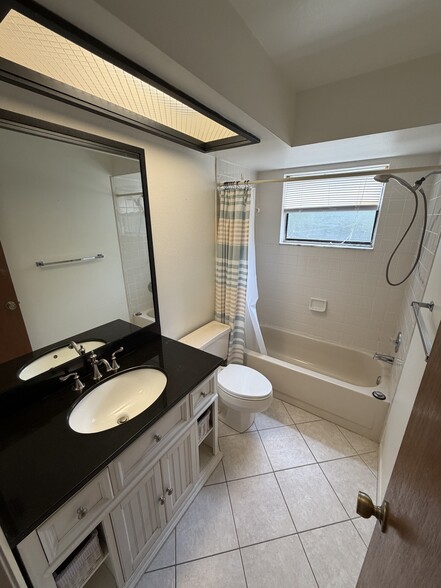 Building Photo - 3 Bed/2 Bath