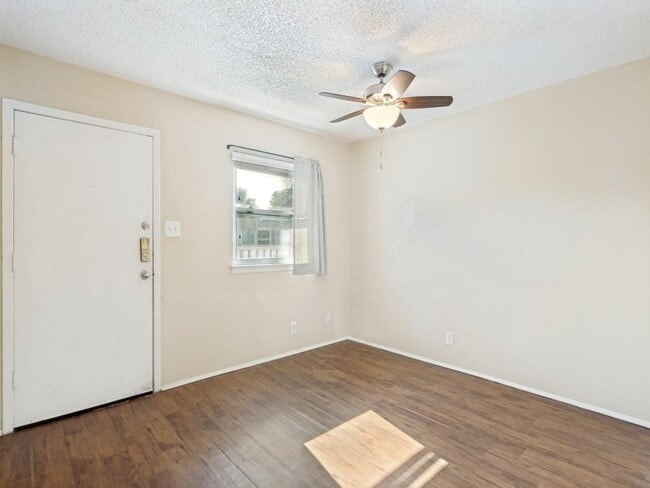Building Photo - 2401 Manor Rd