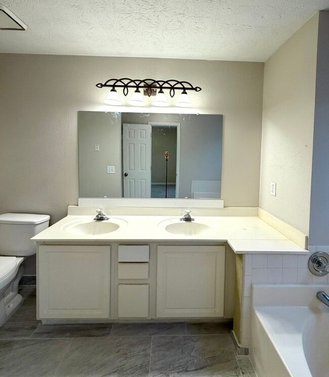 Building Photo - 1025 Eagle Pointe Dr NW