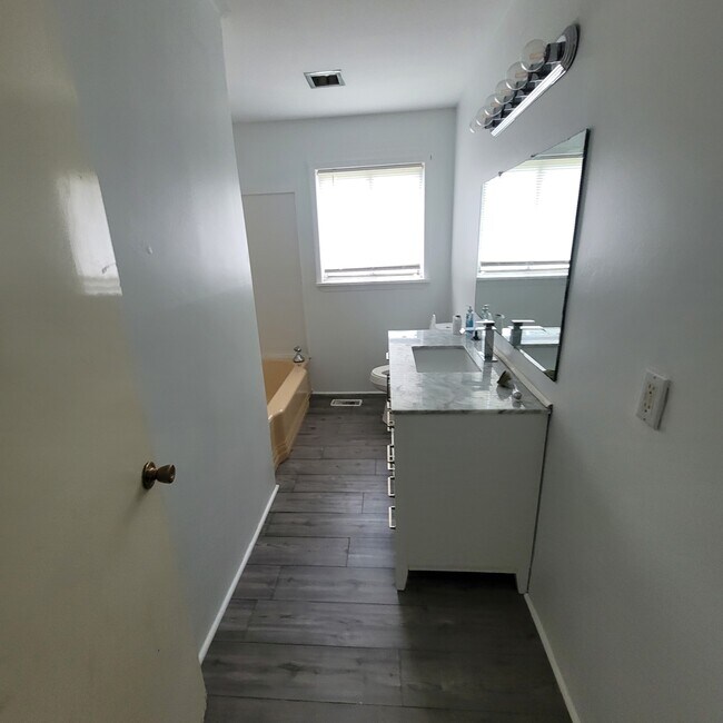 Building Photo - 724 Elmwood Dr