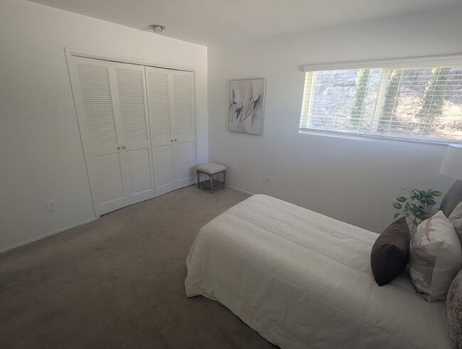 Building Photo - 3 Bed - 2 Bath House with Solar & Mountain...