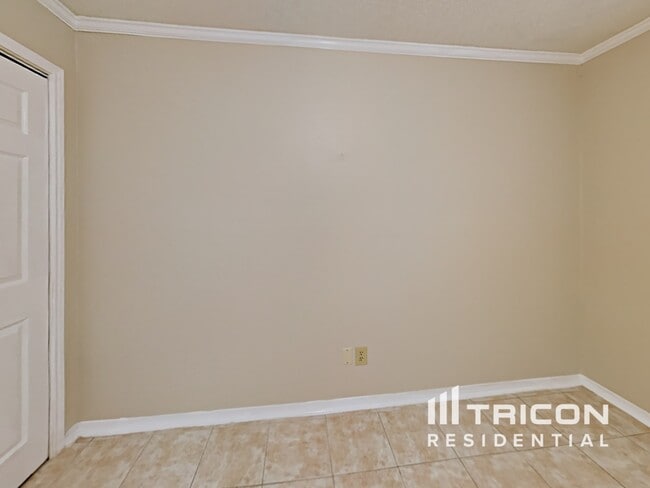 Building Photo - 6810 Maple Lk St