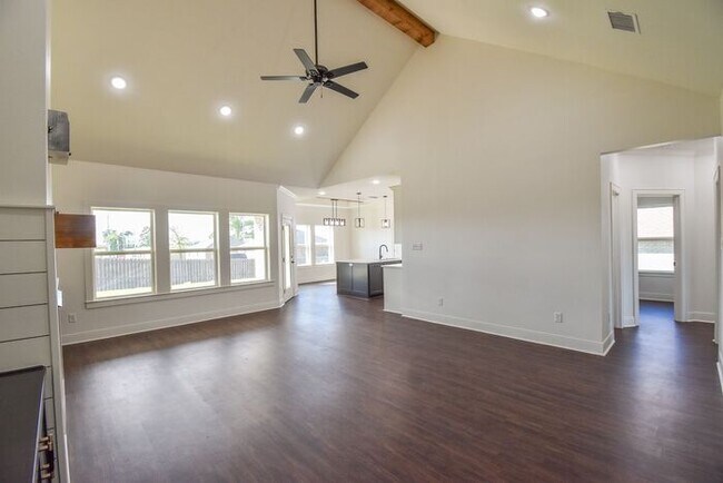 Building Photo - Tour Today! Stunning 4 Bedroom 2 Bath in W...