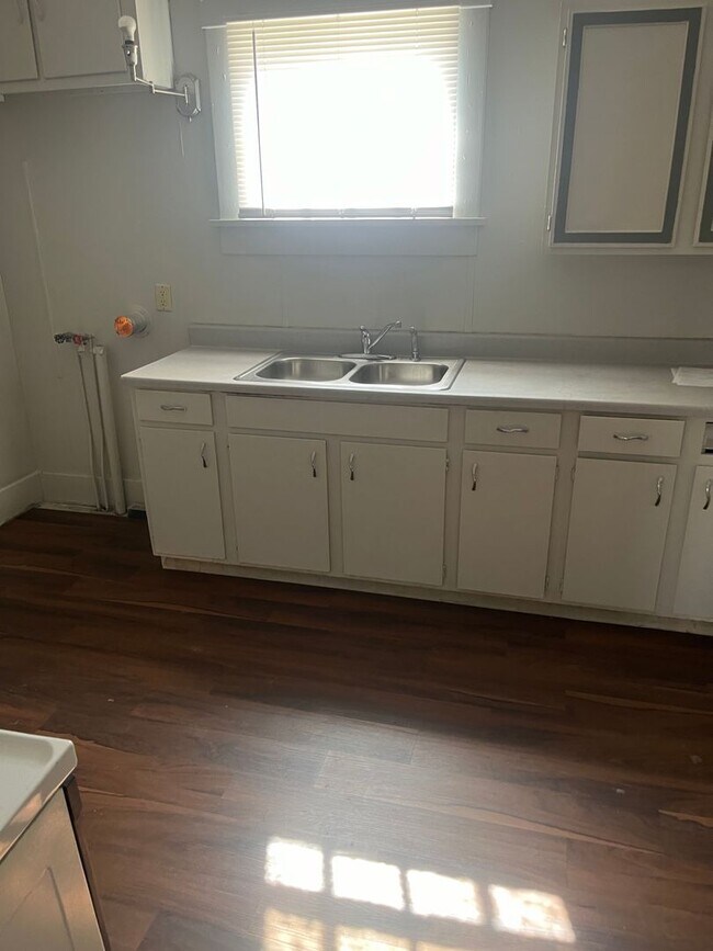 Building Photo - $795 - 2 bed 1 bath - Single Family Home