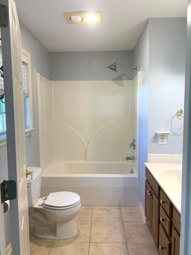 Building Photo - Lovely single family, brick rancher home with 3 beds/2.5 baths!!