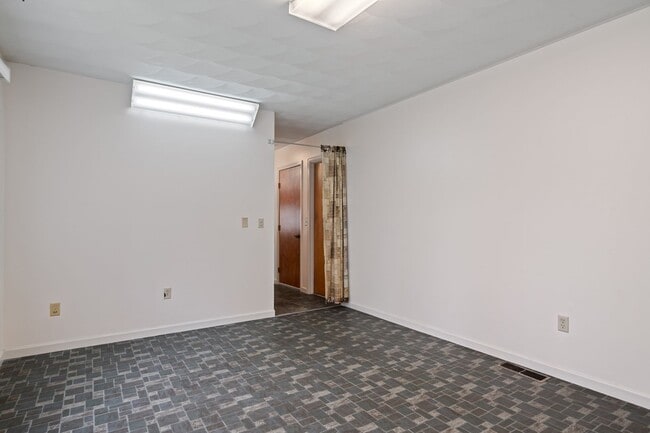 Building Photo - 3 or 4 Bed/ 3 1/2 bath
