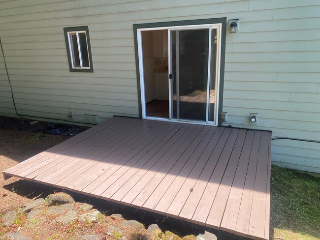 Building Photo - 3 bedroom 1.5 Bath Tandem Home!