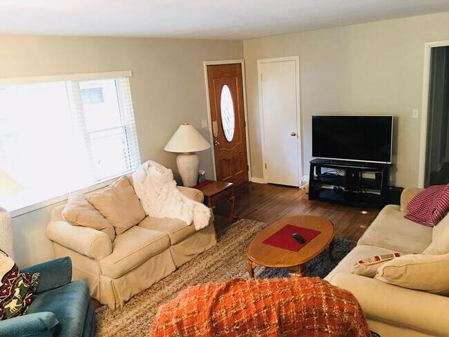 Building Photo - 5624 Lake St