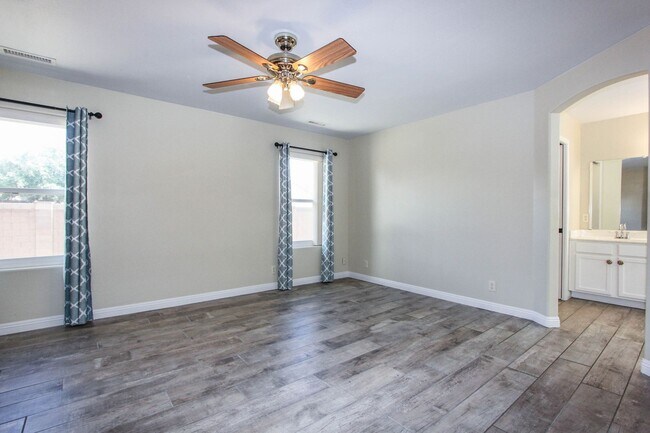 Building Photo - 3 Bedroom Home in Viewpoint East  Applicat...