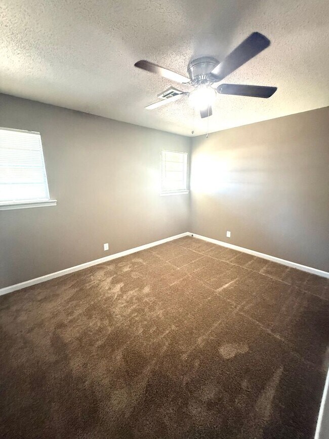 Building Photo - ** 3 Bed 2 Bath located off Wares Ferry road ** Call 334-366-9198 to schedule a self tour