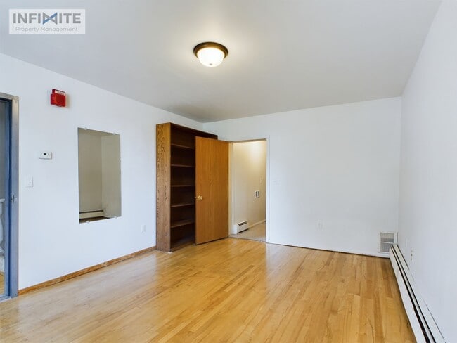 Building Photo - 3 bedroom - Water, Sewer, Gas and Electric...