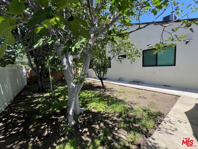 Building Photo - 13338 Magnolia Blvd