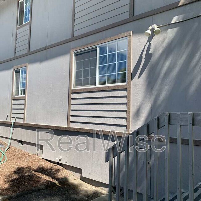 Building Photo - 2141 NW North Hill Dr