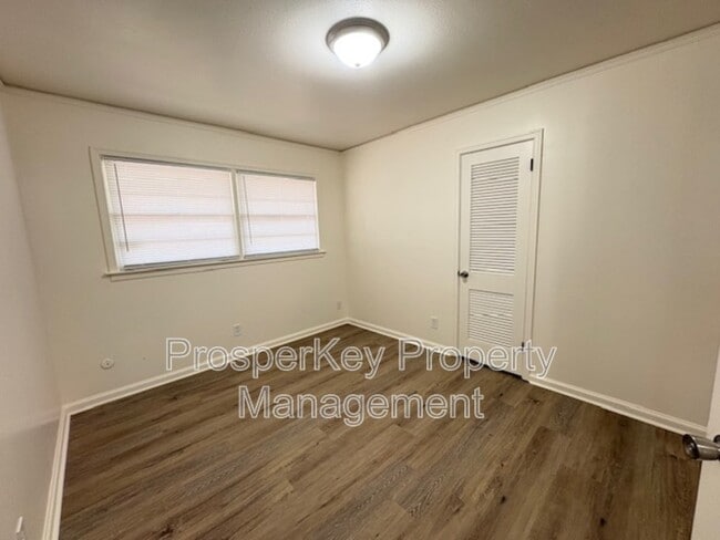 Building Photo - 2736 Chevy Chase Dr