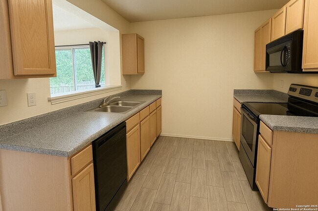 Building Photo - Nice One Story 3 Bedroom 2 Bath Home Backi...
