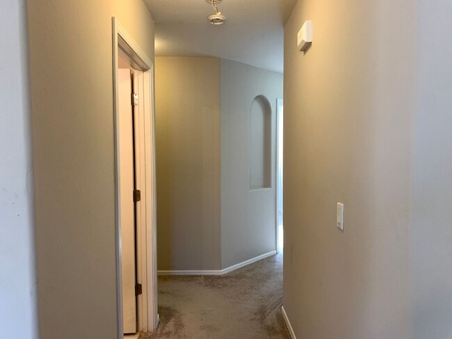 Building Photo - 3Bdm 2Ba Home, Popular Location, Available...
