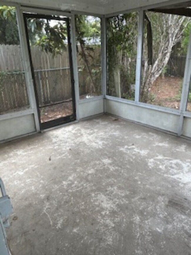 Building Photo - Well maintained 2/1 in a quiet neighborhood