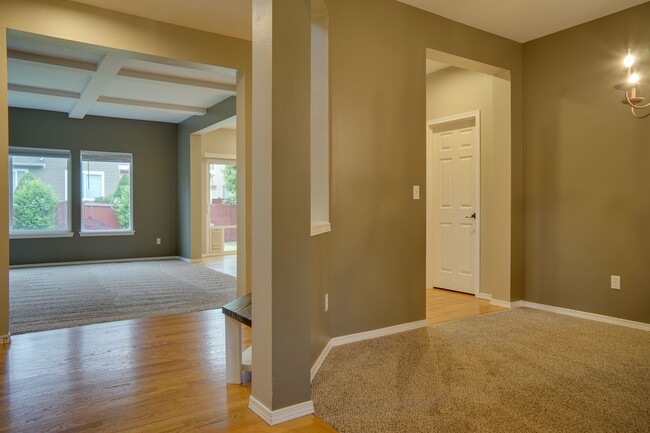 Building Photo - Lakeland Hills 2 Story