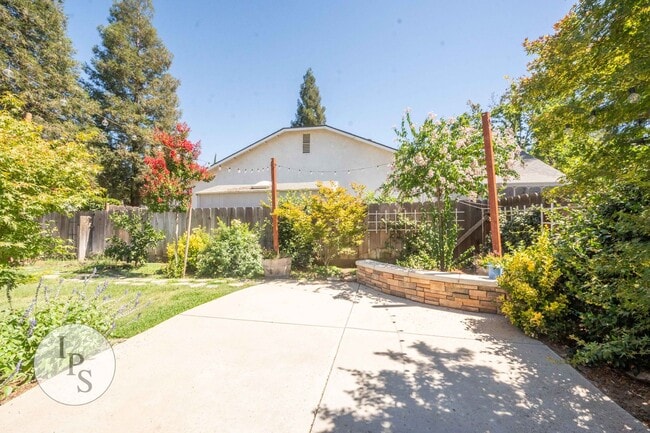 Building Photo - North Fresno Home, 3BR/2BA, Built 1991 – w...