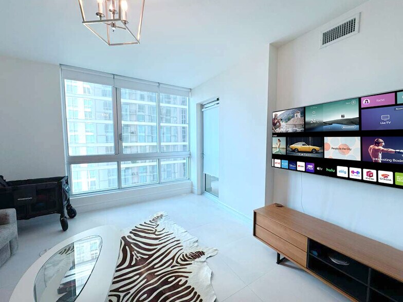 Building Photo - 300 S BISCAYNE