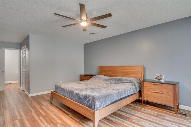 Building Photo - 4 bedroom 3 full bathroom home in heart of...