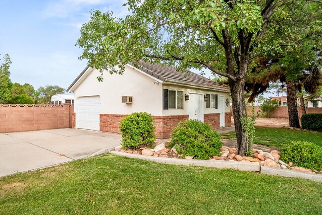 Building Photo - "Spacious 4-Bedroom, 4.5 Bathroom 4792 sq. ft. Retreat with Scenic Views and Cozy Fireplace in St...