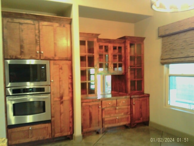 Building Photo - CUSTOM BUILT IN GATED SOUTHERN OAKS !!!
