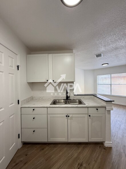 Building Photo - 4135 Sunrise Glade Dr