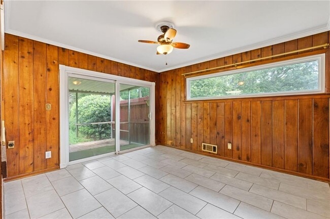 Building Photo - 1435 Thomas Rd