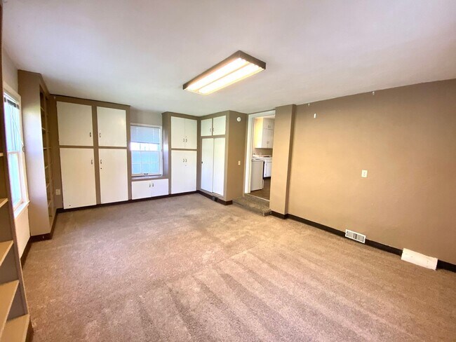 Building Photo - Stunning Historic 4 Bed Home Near NDSU