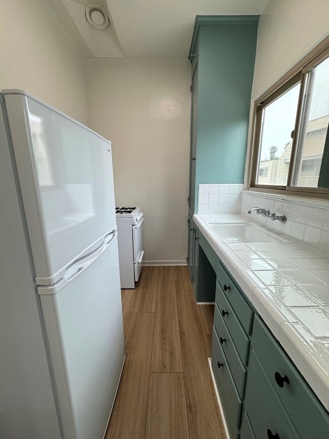 Building Photo - Remodeled Pierpont Beach Apartment
