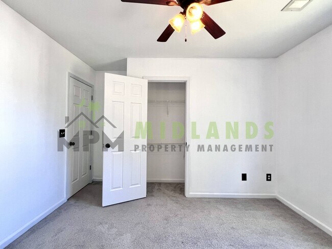 Building Photo - 492 Denman Loop