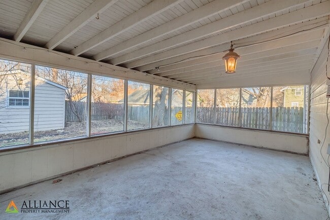 Building Photo - Amazing Home Near City Park and Campus!