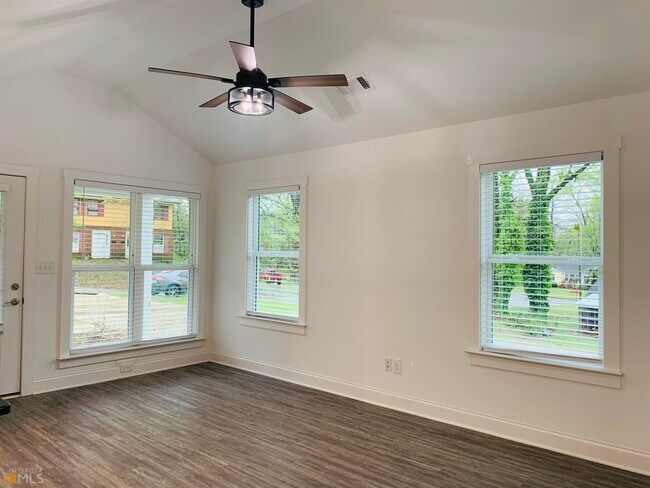 Building Photo - 105 Oak St