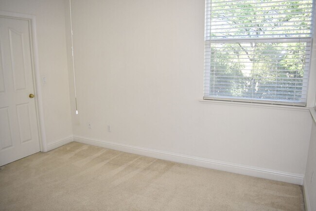 Building Photo - 630 Rogers Cir