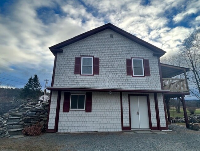 Building Photo - 2-Bedroom House