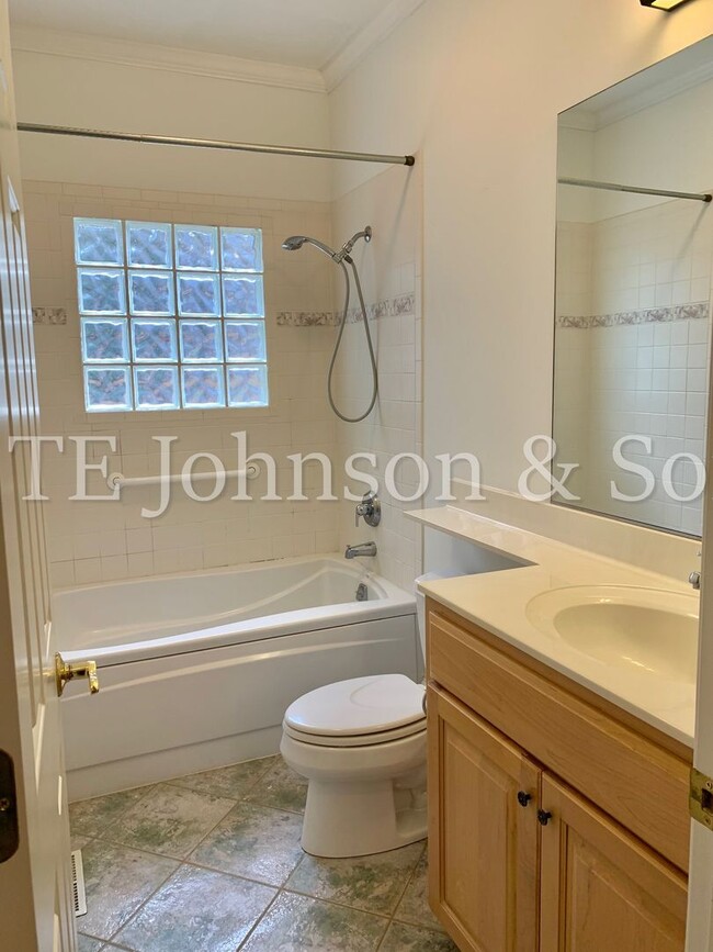 Building Photo - Gorgeous Three Bedroom in Tobaccoville- Mu...